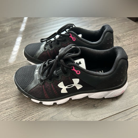 BNWOT Under Armour Runners - Picture 2 of 3